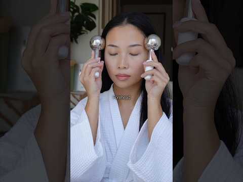 Tutorial de masaje facial con frío paso a paso con herramientas de acero inoxidable